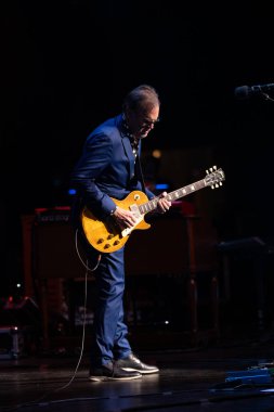 Joe Bonamassa 7 Kasım 2025 'te Detroit, Michigan' daki Fox Theater 'da canlı performans sergiliyor.