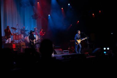 Joe Bonamassa 7 Kasım 2025 'te Detroit, Michigan' daki Fox Theater 'da canlı performans sergiliyor.