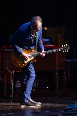 Joe Bonamassa 7 Kasım 2025 'te Detroit, Michigan' daki Fox Theater 'da canlı performans sergiliyor.