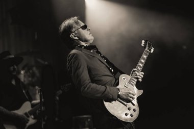 Joe Bonamassa 7 Kasım 2025 'te Detroit, Michigan' daki Fox Theater 'da canlı performans sergiliyor.