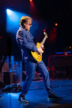 Joe Bonamassa 7 Kasım 2025 'te Detroit, Michigan' daki Fox Theater 'da canlı performans sergiliyor.