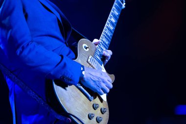 Joe Bonamassa 7 Kasım 2025 'te Detroit, Michigan' daki Fox Theater 'da canlı performans sergiliyor.