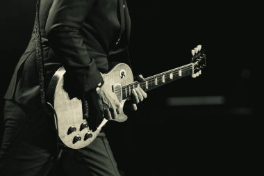 Joe Bonamassa 7 Kasım 2025 'te Detroit, Michigan' daki Fox Theater 'da canlı performans sergiliyor.