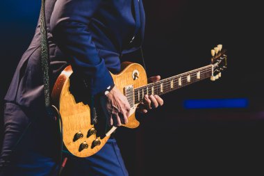 Joe Bonamassa 7 Kasım 2025 'te Detroit, Michigan' daki Fox Theater 'da canlı performans sergiliyor.