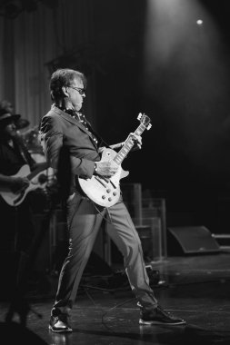 Joe Bonamassa 7 Kasım 2025 'te Detroit, Michigan' daki Fox Theater 'da canlı performans sergiliyor.