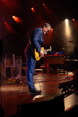 Joe Bonamassa 7 Kasım 2025 'te Detroit, Michigan' daki Fox Theater 'da canlı performans sergiliyor.