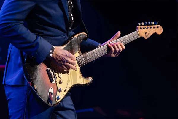 Joe Bonamassa 7 Kasım 2025 'te Detroit, Michigan' daki Fox Theater 'da canlı performans sergiliyor.