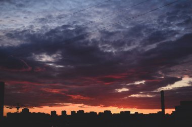 Şehir evlerinin üzerinde gün batımı.