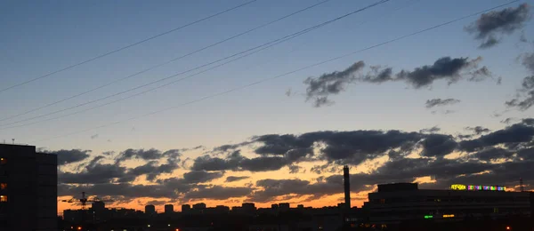 Uitgaande Zonsondergang Boven Stadshuizen — Stockfoto