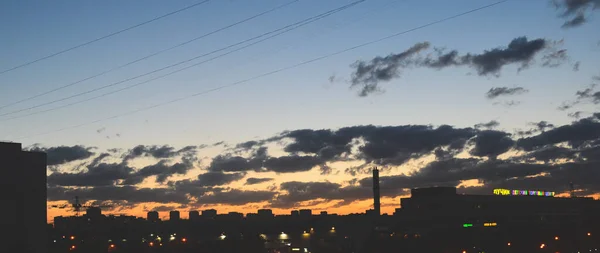 Puesta Sol Saliente Sobre Las Casas Ciudad — Foto de Stock