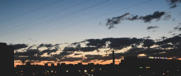 Uitgaande Zonsondergang Boven Stadshuizen — Stockfoto