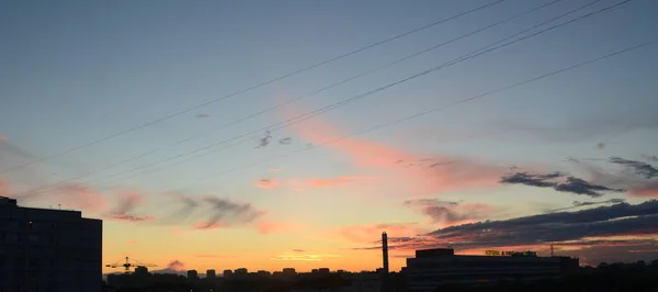 Der Ausgehende Sonnenuntergang Über Den Stadthäusern — Stockfoto