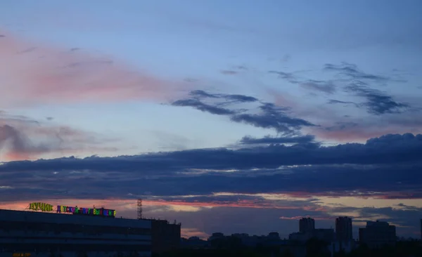 Uitgaande Zonsondergang Boven Stadshuizen — Stockfoto