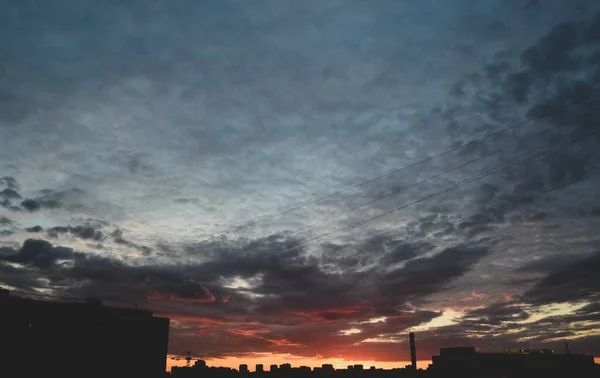 Uitgaande Zonsondergang Boven Stadshuizen — Stockfoto