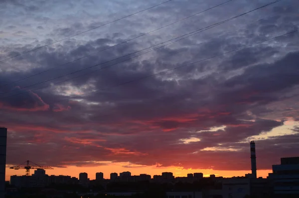 Uitgaande Zonsondergang Boven Stadshuizen — Stockfoto