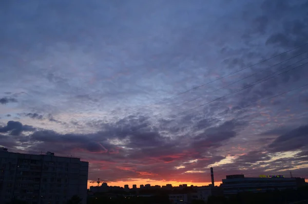 Uitgaande Zonsondergang Boven Stadshuizen — Stockfoto