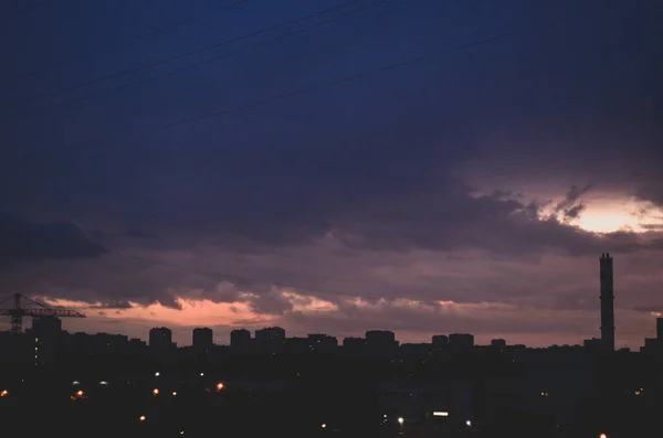 夕阳西下笼罩着城市的房屋 — 图库照片