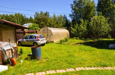 Ormandaki yeşil bahçede bir ev