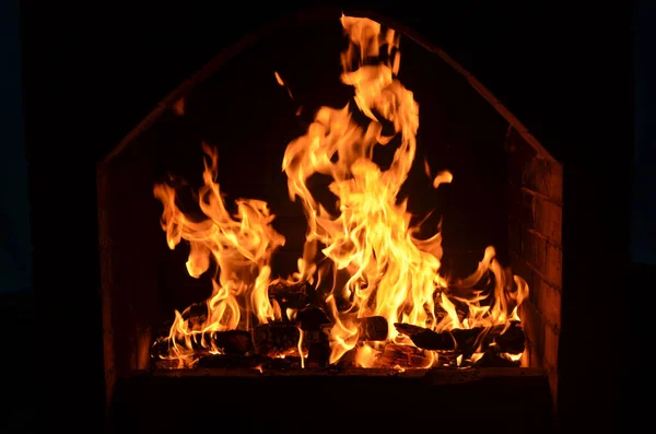 Яркий Играющий Огонь Множеством Пламени Кирпичной Каменной Печи — стоковое фото