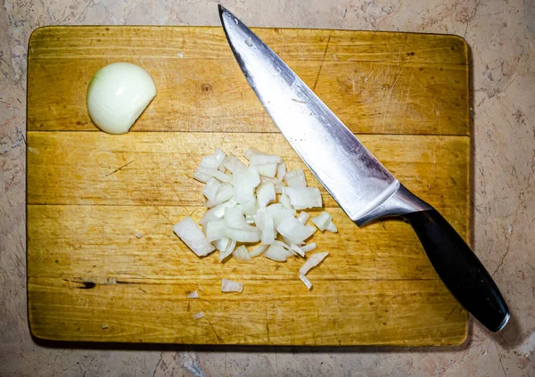 Fein geschnittene Zwiebeln auf einem Holzbrett zum Schneiden — Stockfoto