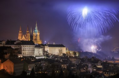 Oteller: Prag fireworks yeni yıl kutlama sırasında St. Vitus Katedrali, Prague, Çek Cumhuriyeti