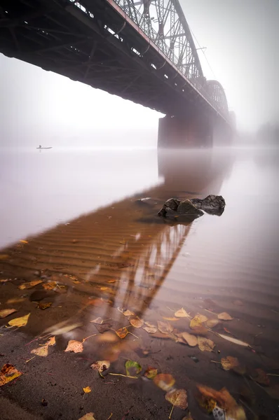 Puente de tren brumoso durante la mañana brumosa en Praga, República Checa — Foto de Stock