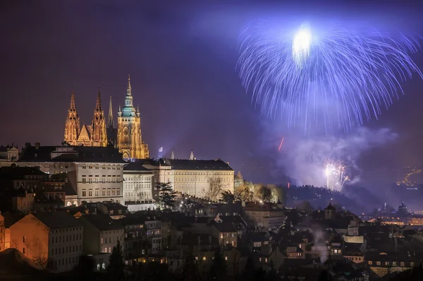 Praga fajerwerki podczas obchodów nowego roku w pobliżu: St. Vitus Cathedral, Praga, Republika Czeska — Zdjęcie stockowe