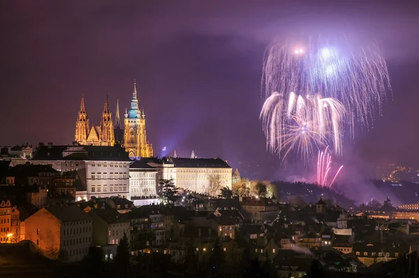 Praag vuurwerk tijdens Nieuwjaar viering in de buurt van St. Vitus Cathedral, Prague, Tsjechië — Stockfoto