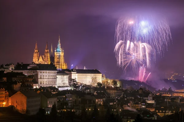 Praga fajerwerki podczas obchodów nowego roku w pobliżu: St. Vitus Cathedral, Praga, Republika Czeska — Zdjęcie stockowe