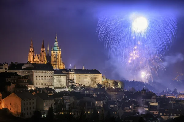 Praga fajerwerki podczas obchodów nowego roku w pobliżu: St. Vitus Cathedral, Praga, Republika Czeska — Zdjęcie stockowe