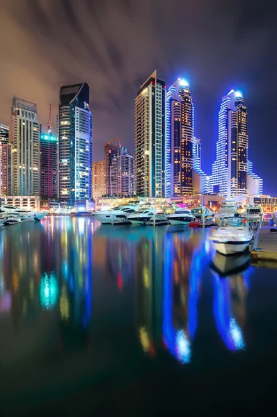 Colorida noche dubai marina skyline, Dubai, Emiratos Árabes Unidos —  Fotos de Stock