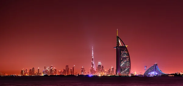 Dubai skyline en la noche increíble, Dubai, Emiratos Árabes Unidos — Foto de Stock