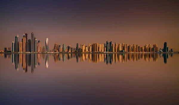 Дивовижне відображення захід сонця Панорама Dubai Marina Дубай, Об'єднані Арабські Емірати — стокове фото