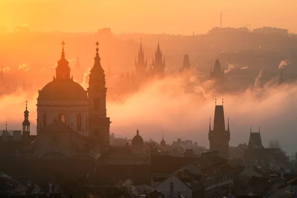 Amazing Praag mistige zonsopgang, Tsjechië — Stockfoto