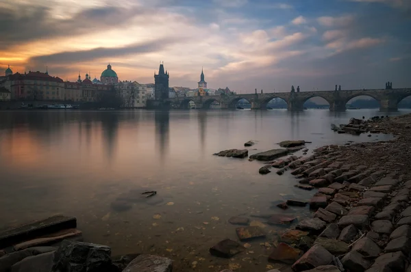 在河边，布拉格，捷克共和国 — 图库照片