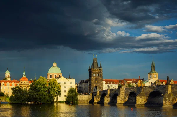 在捷克共和国布拉格查理大桥附近阴天 — 图库照片