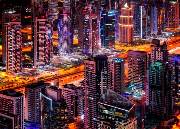 Majestuoso horizonte del puerto deportivo de Dubái durante la noche. Emiratos Árabes Unidos . —  Fotos de Stock