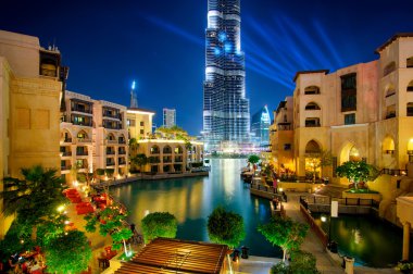 Ünlü şehir merkezinde Dubai gece. Birleşik Arap Emirlikleri.
