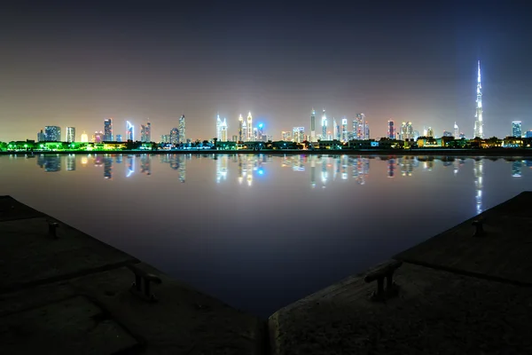 Дивовижна ніч Дубаї Downtown горизонт з найвищих хмарочосами і красивий Джумейра Біч відбиття, Дубай, Об'єднані Арабські Емірати — стокове фото