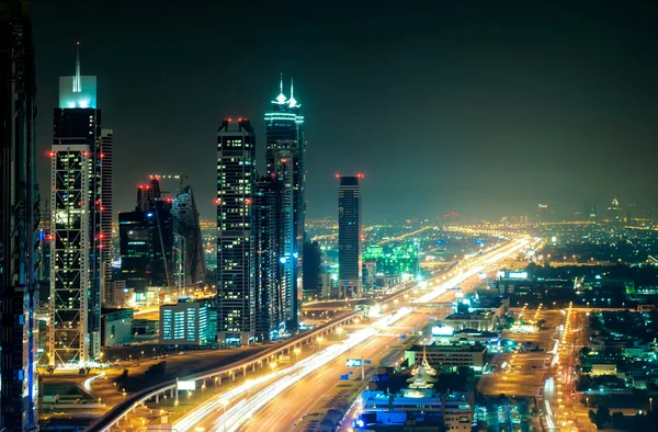 Increíble noche dubai skyline centro con rascacielos más altos y carretera que conduce a Abu Dhabi durante la hora punta, Dubai, Emiratos Árabes Unidos —  Fotos de Stock