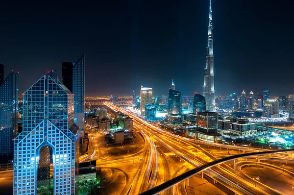 Increíble noche dubai skyline centro con rascacielos más altos y hermoso cielo, Dubai, Emiratos Árabes Unidos —  Fotos de Stock