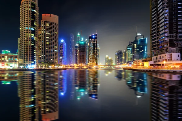 Noite incrível dubai marina skyline com arranha-céus mais altos e reflexo de água bonita, Dubai, Emirados Árabes Unidos — Fotografia de Stock