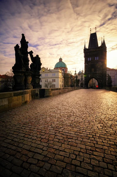 Beau lever de soleil au célèbre pont Charles. Pont avec tour étonnante et vieilles statues au petit matin. Journée typique ensoleillée à Prague, République tchèque . — Photo