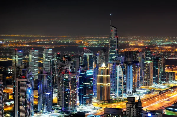 Majestätiska färgstarka dubai Marinas skyline under natten. Flera högsta skyskrapor i världen. Dubai marina, Förenade Arabemiraten. — Stockfoto