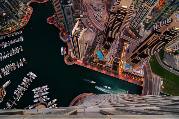 Majestoso colorido Dubai marina skyline durante a noite. Vários arranha-céus mais altos do mundo. Dubai marina, Emirados Árabes Unidos . — Fotografia de Stock