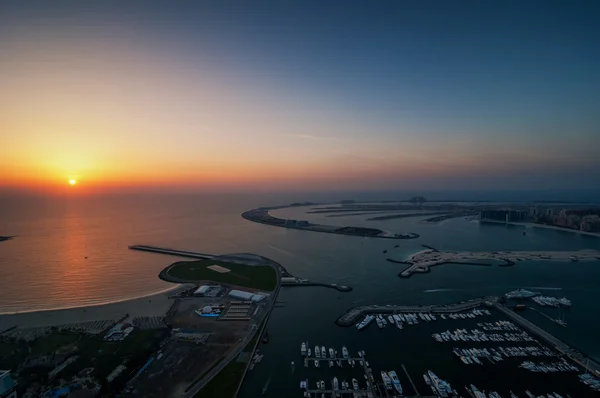 Majestátní barevný Dubaj Palmový ostrov během nádherného západu slunce. Úžasný dok s několika luxusními jachty a mimořádným ostrovem. Dubaj Marina, Spojené arabské emiráty. — Stock fotografie