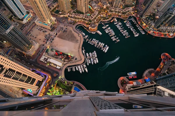Величний барвисті Дубай Марина skyline нічний час. Кілька найвищих хмарочосів світу. Дубаї Марина, Об'єднані Арабські Емірати. — стокове фото