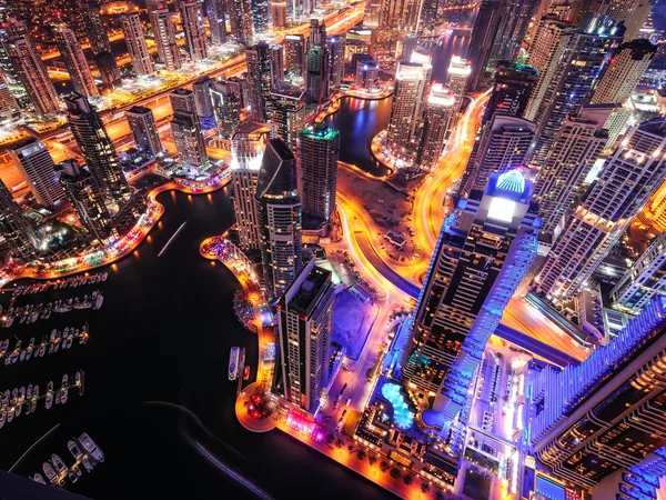 Majestuoso colorido dubai marina skyline durante la noche. Varios rascacielos más altos del mundo. Dubai marina, Emiratos Árabes Unidos . —  Fotos de Stock