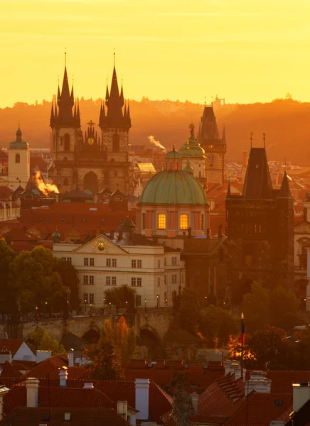 哥特式教堂的圣母在太原期间，惊人的日出之前。百塔尖之城。美丽的夏日早晨。布拉格，捷克共和国 — 图库照片