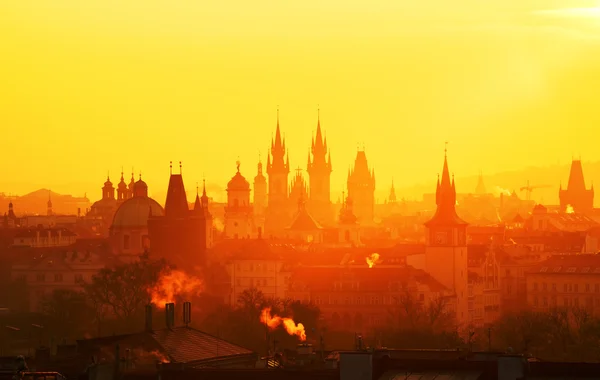 Den gotiska Vårfrukyrkan Innan Tyn under fantastiska sunrise. Staden med hundra spiror. Vacker sommarmorgon. Prag, Tjeckien — Stockfoto